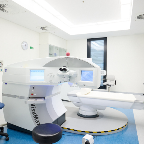 Laser eye surgery room with Zeiss machine and technology
